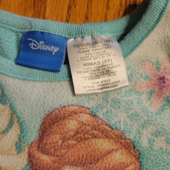 (4/$15) Disney Elsa and Anna pajamas, 3t - Picture 2 of 2